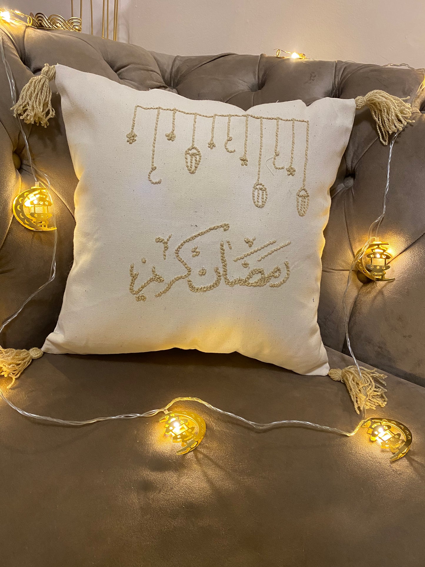 "أضف للمنزلك لمسات رمضانية فاخرة مع وسادات زخرفية لا مثيل لها "