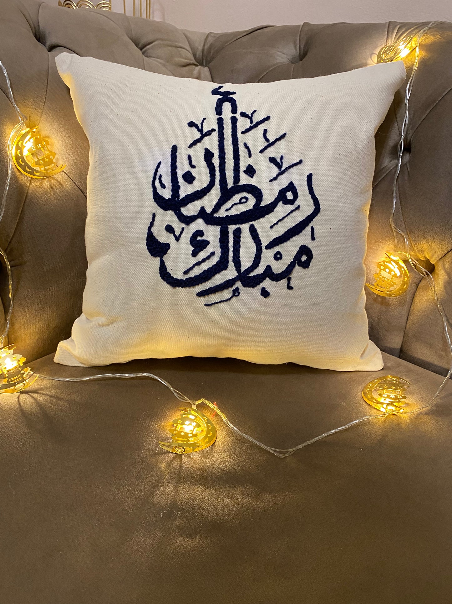 "أضف للمنزلك لمسات رمضانية فاخرة مع وسادات زخرفية لا مثيل لها "