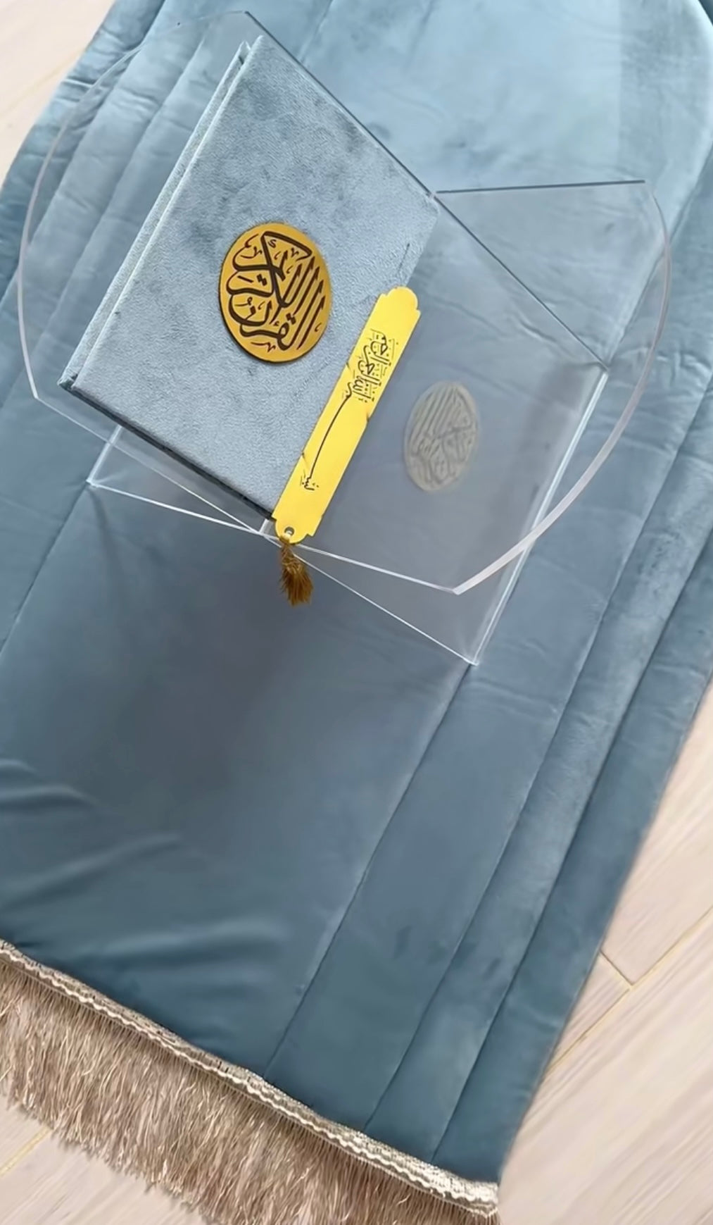 "سجادة الصلاة مع حاملة المصحف :راحة و إلهام في كل سجدة "