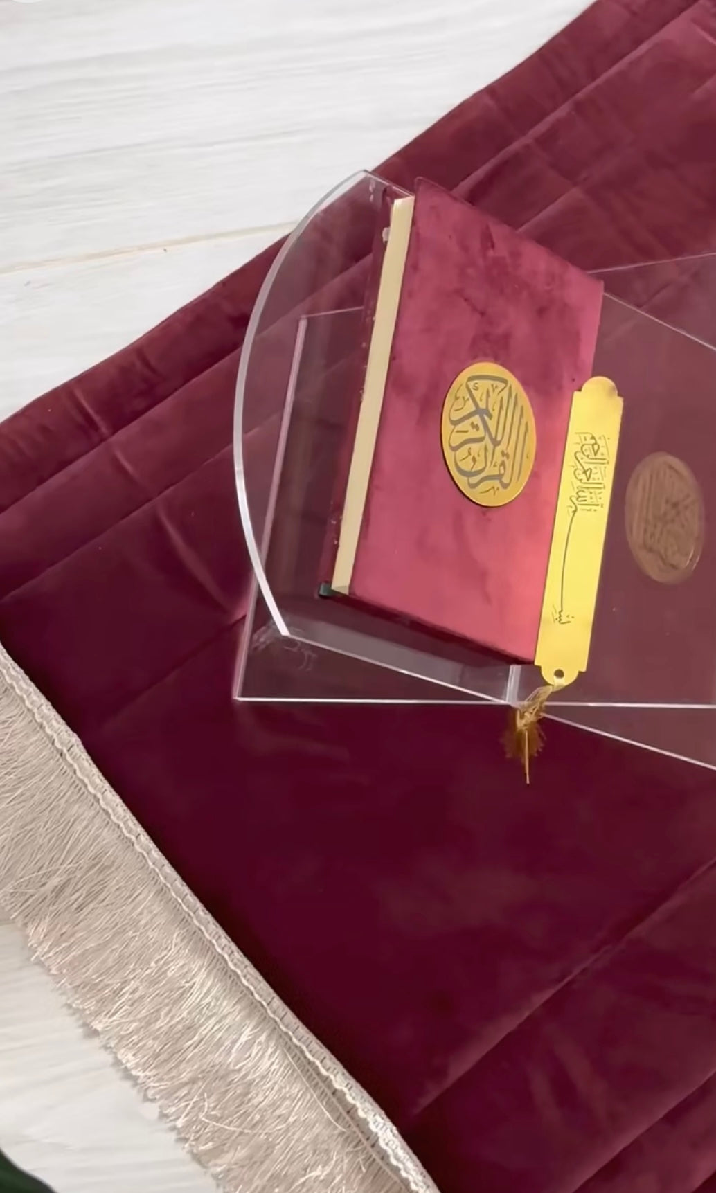 "سجادة الصلاة مع حاملة المصحف :راحة و إلهام في كل سجدة "